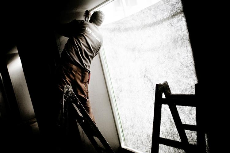 Frustration. Politikerne bidrager til ledigheden i Danmark, når de hyrer byggefirmaer, der benytter sig af billig, udenlandsk arbejdskraft. Her ses et arkivfoto af en anonym, polsk håndværker. 