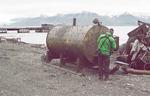 Stortromme. Skrumlet her fandt bandet nede ved havnen i Piramida. Særegne toner af hver af de små pigge kan høres på åbningsnummeret på 'Piramida', 'Hollow Mountain'. 