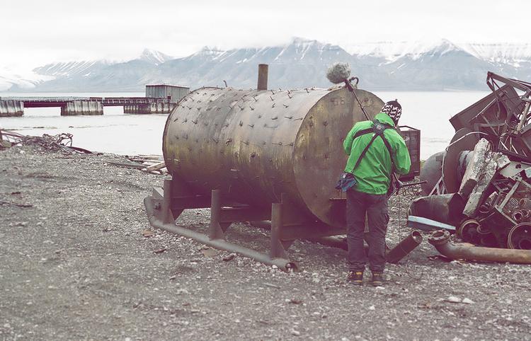 Stortromme. Skrumlet her fandt bandet nede ved havnen i Piramida. Særegne toner af hver af de små pigge kan høres på åbningsnummeret på 'Piramida', 'Hollow Mountain'. 