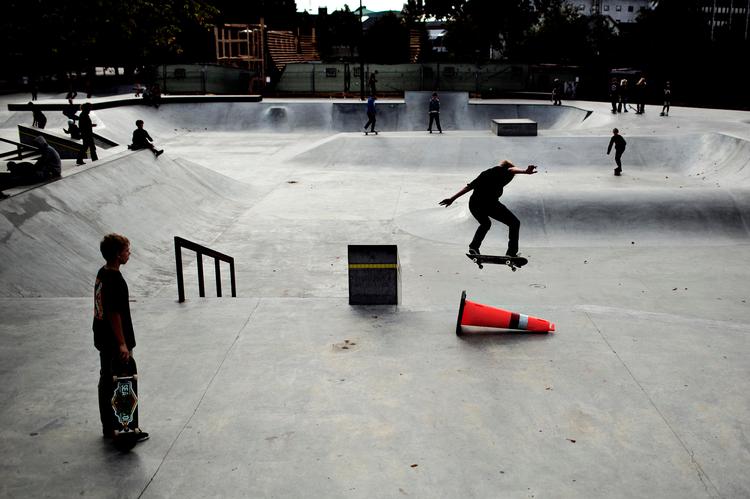 legeplads. Skaterbanen er tegnet af arkitekt og skater Søren Enevoldsen og er et skulpturelt og populært betonlandskab. En særskilt  rulleskøjtebane er under forberedelse. 