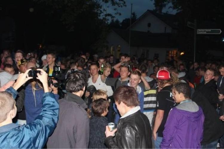 Holland. Et talstærkt festfolk i den lille by Haren begyndte i nat at kaste flasker mod politiet og hinanden. Mindst én bil blev sat i brand og politiet brugte tåregas for at forsøge at sprede folkemængderne. 