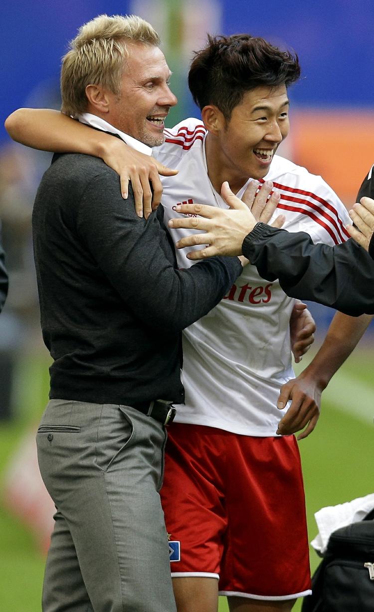 lettelse. Son Heung-Min (th) deler begejstringen over en scoring for HSV mod Dortmund med træner Thorsten Fink. 