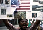 tsunami. De seneste uger har endnu en gang demonstreret, hvilke vældige og destruktive kræfter et par stupide filmklip kan mobilisere. Her demonstreres der over den amerikanske islamkritiske film i Indien. 