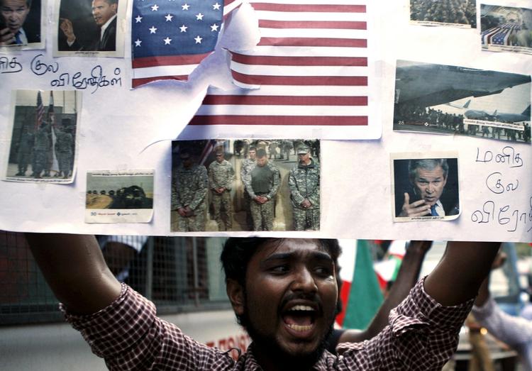 tsunami. De seneste uger har endnu en gang demonstreret, hvilke vældige og destruktive kræfter et par stupide filmklip kan mobilisere. Her demonstreres der over den amerikanske islamkritiske film i Indien. 