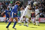 skrøbeligt. Swansea-defensiven havde store problemer med at håndtere Evertons Marouane Fellaini (tv), der her scorer til 3-0. 