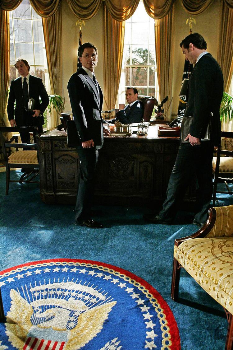 DOKUDRAMA. Tv-serien 'West Wing' var inspireret af virkelige personer, som senere indtog Det Hvide Hus: Den fiktive præsident Matt Santos ved skrivebordet (Barack Obama) og vicestabschef Josh Lyman, bagest tv. (Rahm Emanuel).