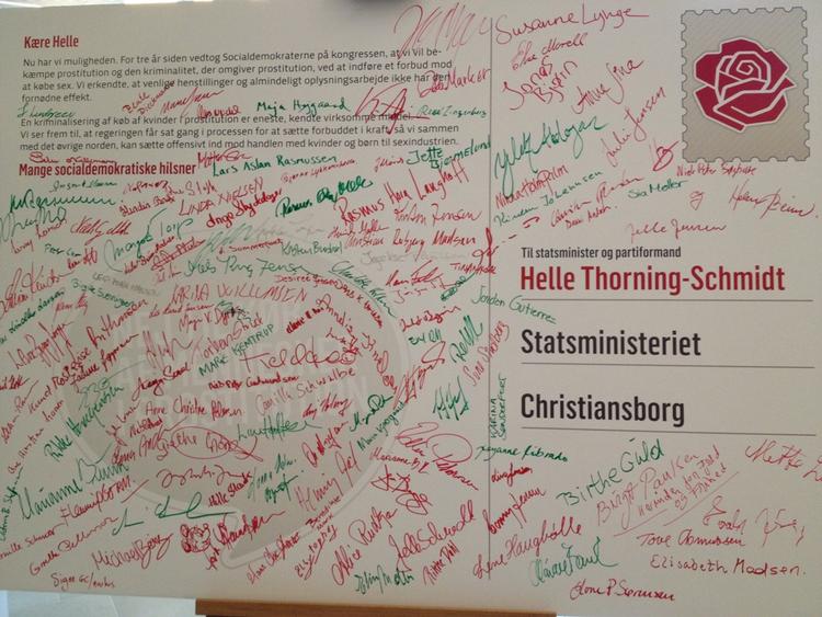 Prostitutionstvivl. Et kæmpe postkort er opstillet i Aalborg ved Socialdemokraternes kongres. Men der mangler nogle ret markante navne på kortet. 
