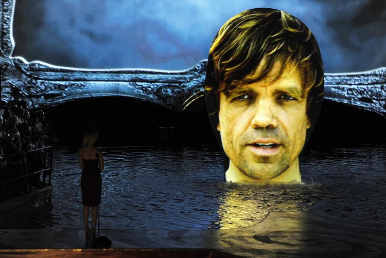 Outsider. Trods sin beskedne højde er Peter Dinklage blevet superstjerne i Hollywood takket være rollen som Tyrion Lannister i 'Game of Thrones'. Dinklage kan sagtens gå hen og vinde i kategorien bedste mandlige birolleskuespiller i en dramaserie i stedet for favoritten Giancarlo Esposito fra 'Breaking Bad'. 