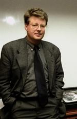 Mystik. En af hovedpersonerne i den mystiske, nye bog hedder Steven F. Larson, og en kvindelig hacker spiller en rolle i historien. 