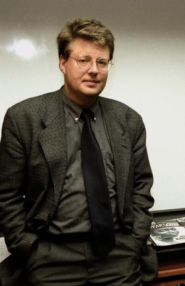 Mystik. En af hovedpersonerne i den mystiske, nye bog hedder Steven F. Larson, og en kvindelig hacker spiller en rolle i historien. 