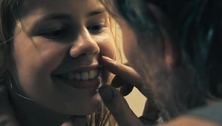 Stumt. Julie Zangenberg spiller den mystiske, stumme pige, der viser sig at have en helende kraft gennem et knald. 