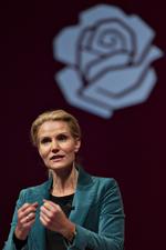 Afvisning.»Vi er en samlet regering med tre partier og et fælles regeringsgrundlag, og jeg står på mål for de beslutninger, vi tager«, siger Helle Thorning-Schmidt. 