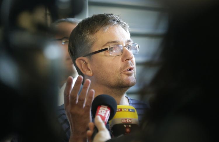 Alt! Charb (i billedet) er chefredaktør for Charlie Hebdo - et satirisk magasin, som hver uge bringer satiriske tegninger af alt. 