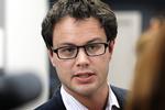 Politik. Finansordfører Jonas Dahl melder sig på Astrid Krags side i kampen om formandsposten i partiet. 