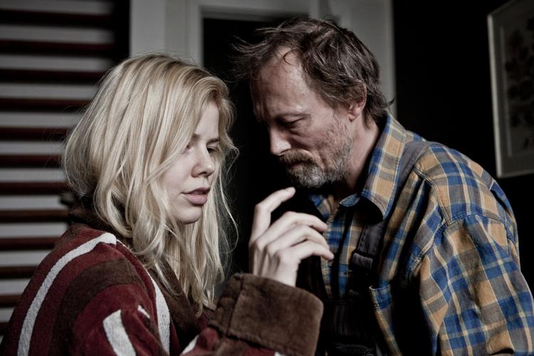 Soft. Da han var ung, dyrkede Per og en kammerat sex med piger i en bil på stranden, de kaldte »fisse med havudsigt«. Nu har han mødt en stum pige, der gør ham blød. 