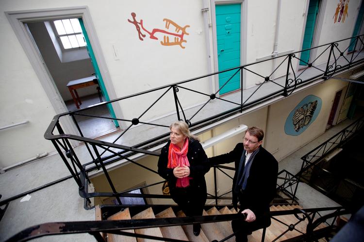 Indenfor. Anne Bjerrekær viser gladelig det gamle fængsel i Horsens frem. Nu er fængslet museum, og de besøgende kommer frivilligt. 