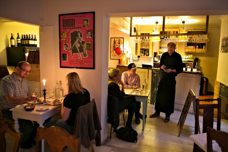 Kort og tavle. Hos Jean Claude kan man vælge a la carte eller fra tavlen med dagens retter.