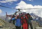 reddet. 13 bjergbestigere blev  reddet ud af snemasserne efter weekendens lavine i Nepal. Her er en af de sårede blevet fløjet ned fra bjerget. 
