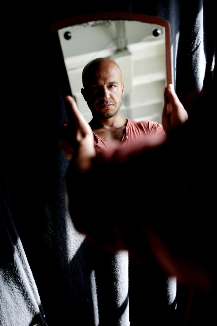 Sammensmeltning. »De personer, jeg spiller, overtager den, jeg er. Da jeg spillede med i 'Game of Thrones', var jeg højrøstet i hele den periode og trænede enormt meget og var lidt vikingeagtig og drak mine øl lidt hurtigere. Det kan måske være lidt ubehageligt for mine omgivelser, men jeg lader det ske, for det gør mig bedre til mit arbejde«, siger Dar Salim. 