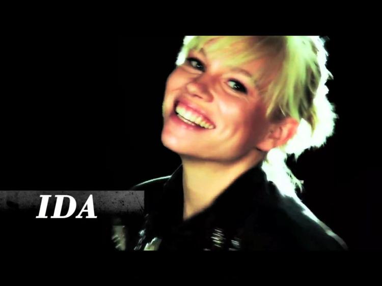 Lækkermås. DR har lagt en dummy fra deres program ud på Facebook. Blandt andre fortæller modellen Ida Pernilla Daugaard om, hvad det fantastiske ved en blød kvindekrop er - imens der krydsklippes til hendes perfekte, nøgne figur, der strækker sig træt og kælent under en dyne. (skærmdump fra Facebook.com/lesbiskseriedr) 