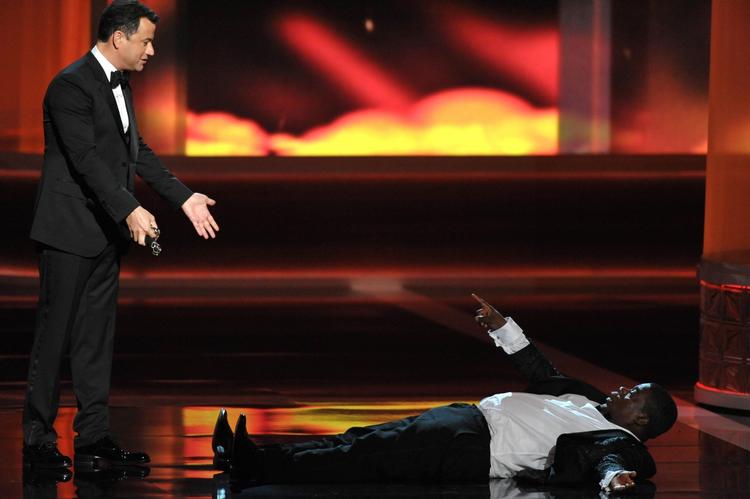 joke. Jimmy Kimmel bad Tracy Morgan om at lægge sig ned på scenen og blive liggende, mens den næste pris blev uddelt. 
