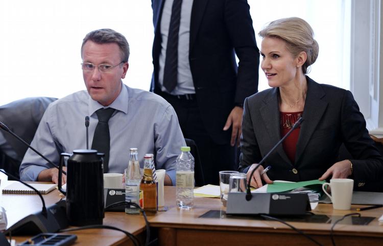samråd. Justitsminister Morten Bødskov (S) og statsminister Helle Thorning-Schmidt er i samråd om baggrunden for, at Henrik Sass Larsen ikke blev udpeget til minister. 