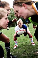 action. CSR Nanoks bane på Arsenalvej på Holmen i København lagde søndag græs til en hård gang træning for kvinder, der dyrker den lille udgave af rugby med syv spillere på hvert hold. Foto: Lars Just 