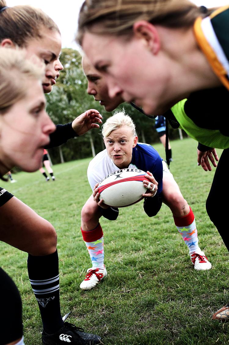 action. CSR Nanoks bane på Arsenalvej på Holmen i København lagde søndag græs til en hård gang træning for kvinder, der dyrker den lille udgave af rugby med syv spillere på hvert hold. Foto: Lars Just 