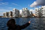 Spærret. Ayfer Baykal anerkender Havneholmens huse som smukke. Men hvorfor kan man ikke engang spadsere rundt om dem?