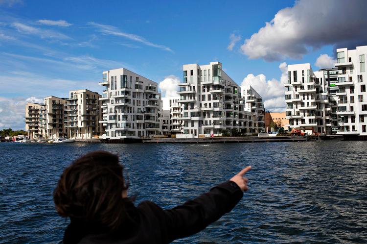 Spærret. Ayfer Baykal anerkender Havneholmens huse som smukke. Men hvorfor kan man ikke engang spadsere rundt om dem?