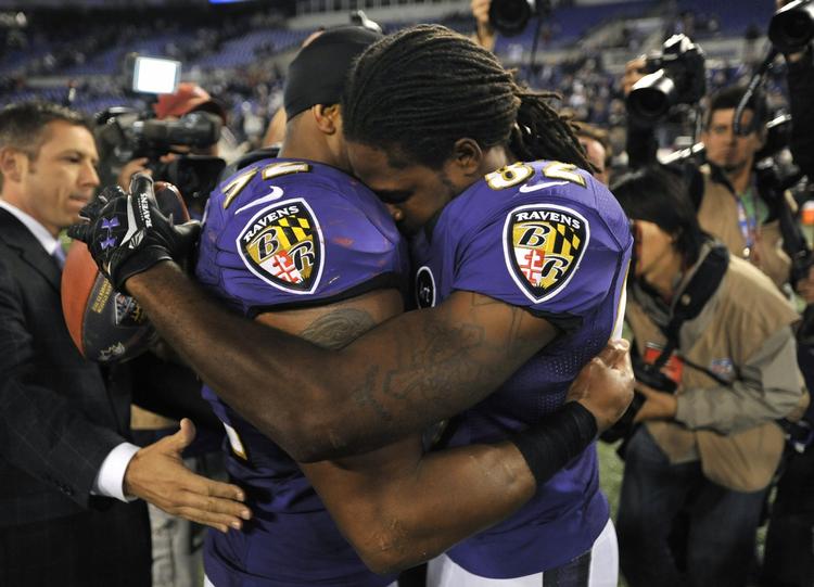 Overvældet. Med to touchdown gav Torrey Smith (th) sin afdøde bror en værdig og tårevædet afsked. 