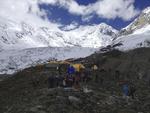 reddet. Redningsfolk tager sig af nogle af de reddede bjergbestigere i basecamp ved Mount Manaslu. 