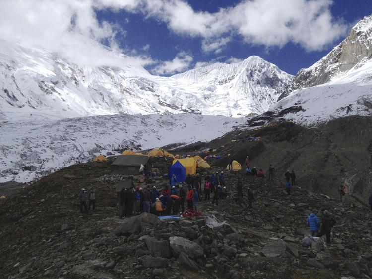 reddet. Redningsfolk tager sig af nogle af de reddede bjergbestigere i basecamp ved Mount Manaslu. 