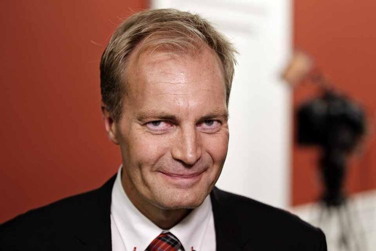 Sikkerhedstjek. Retsordfører for Dansk Folkeparti, Peter Skaarup, håbede dagens samråd ville give svar på spørgsmål om Henrik Sass Larsens (S) sikkerhedstjek. Han er ikke tilfreds. 