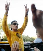 karantæne. Lance Armstrong, som her hilder på tilhængere efter et motionsløb i august, bedyrer fortsat sin uskyld, men UCI får nu materialet om amerikanerens dopingsag. 