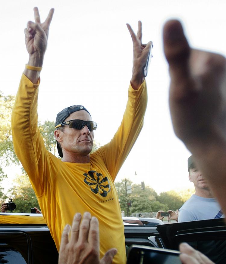 karantæne. Lance Armstrong, som her hilder på tilhængere efter et motionsløb i august, bedyrer fortsat sin uskyld, men UCI får nu materialet om amerikanerens dopingsag. 