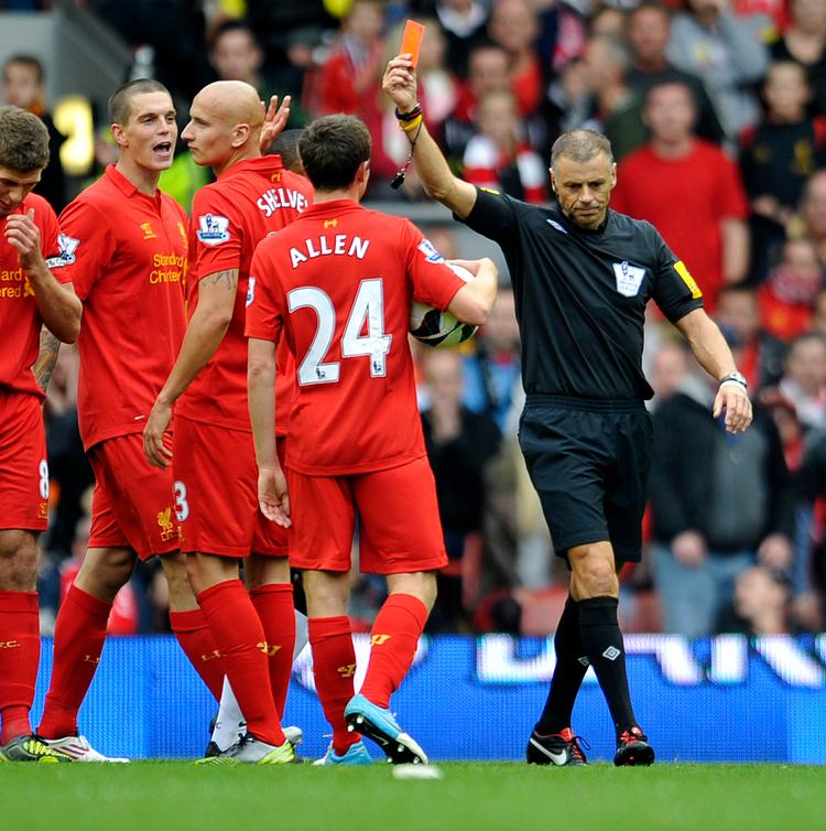 afgørende. Dommer Mark Halsey (th) giver det røde kort til Jonjo Shelvey (nummer to fra venstre) efter en hård tackling mellem Liverpool-spilleren og Uniteds Jonny Evans. 