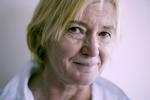 Bogskriver. Tidligere journalist, nu forfatter og morgendagens fødselar, Kirsten Jacobsen, insisterer på en anderledes titel. 