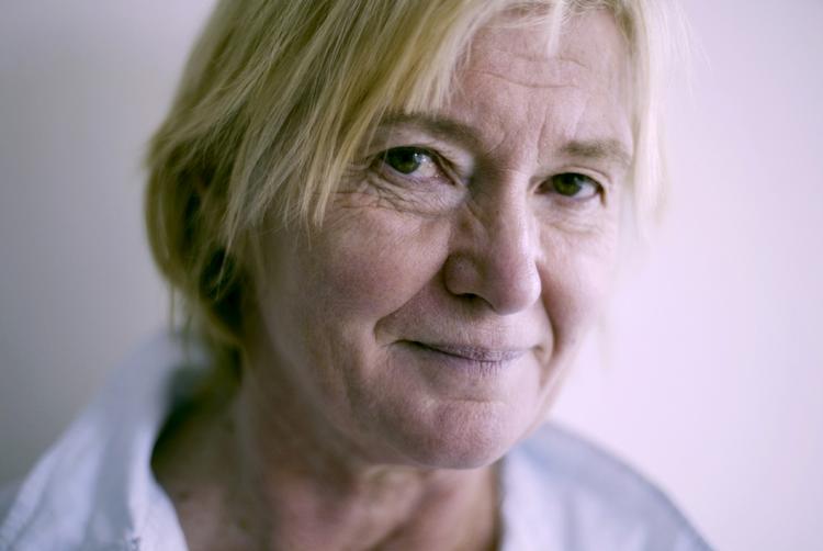 Bogskriver. Tidligere journalist, nu forfatter og morgendagens fødselar, Kirsten Jacobsen, insisterer på en anderledes titel. 