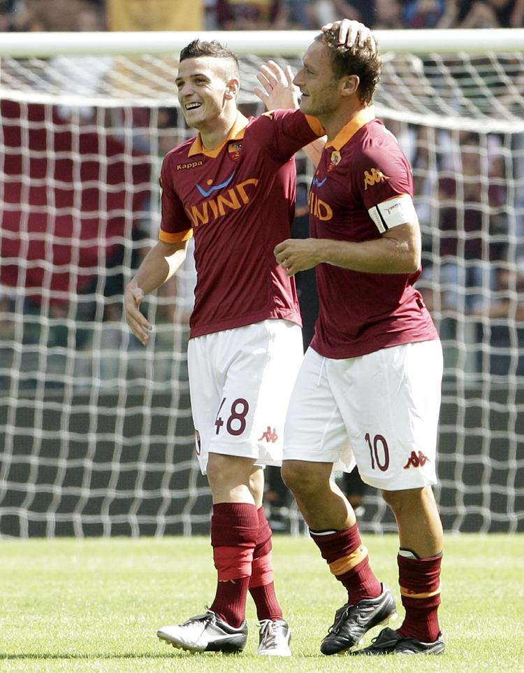 skrivebordssejr. Der var ikke så meget at tage billeder af søndag, så her er et billede af AS Romas spillere  Alessandro Florenzi (fra venstre) og Francesco Totti i kampen mod Bologna. 