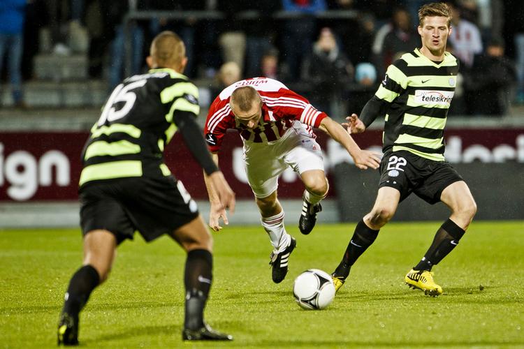 Mislykket. Rasmus Würtz (i rødt) og det øvrige AaB-hold havde svært ved at finde de målfarlige takter mod de usædvanlig defensive vestjyder. 