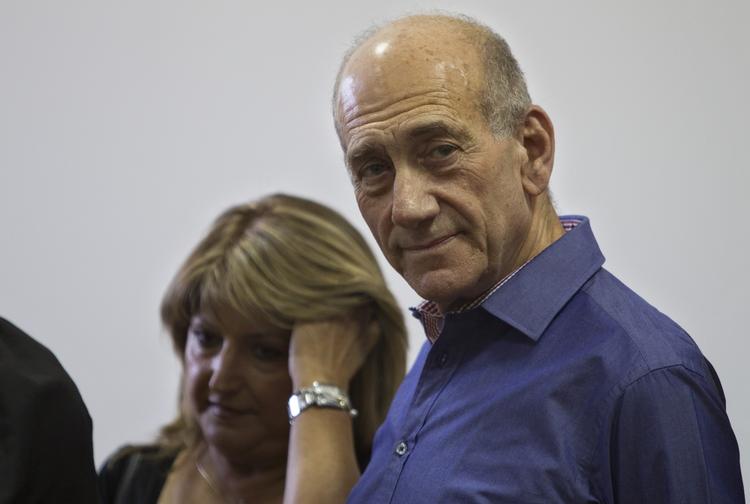 Den forhenværende premierminister Ehud Olmert kan vende tilbage til politik efter dom i Jerusalem i dag. 