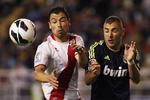 Lokalopgør. Aftenens første målscorer, Karim Benzema (til højre), er i nærduel med hjemmeholdets Javi Fuego. 