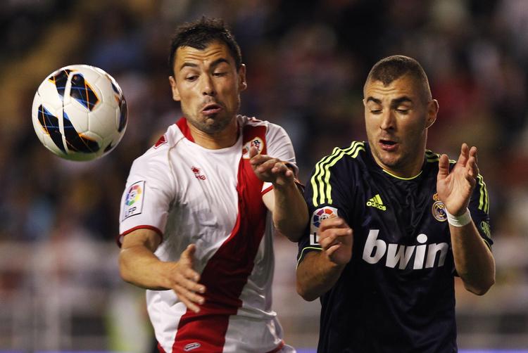 Lokalopgør. Aftenens første målscorer, Karim Benzema (til højre), er i nærduel med hjemmeholdets Javi Fuego. 