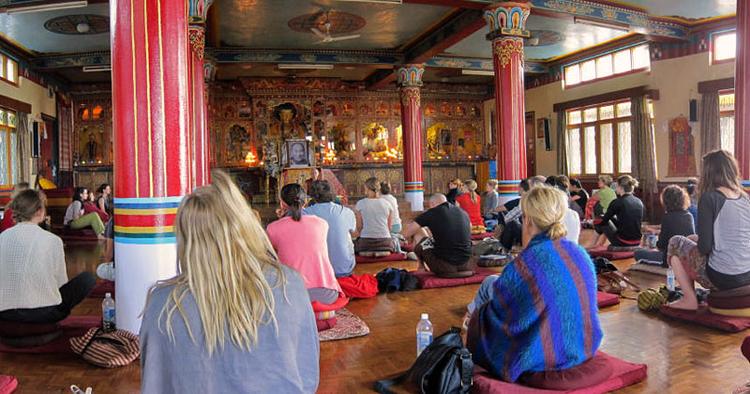 FOKUS. 12 timer om dagen sidder de besøgende på gulvet og lytter eller mediterer. 