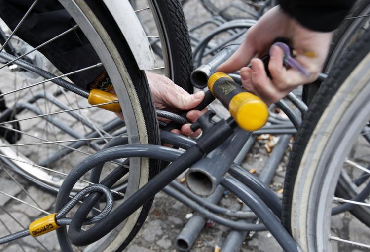 Tyverier. Selv ikke en god lås er altid nok til at holde cykeltyene stangen. 