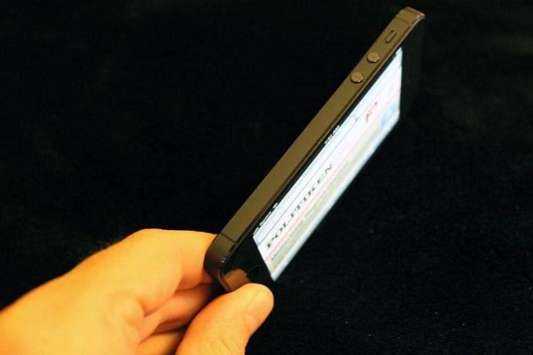 SLANK. Den nye iPhone er kun 7,6 millimeter tynd. Det går ikke rigtig op for een, hvor lidt det er, før man har den i hånden. 