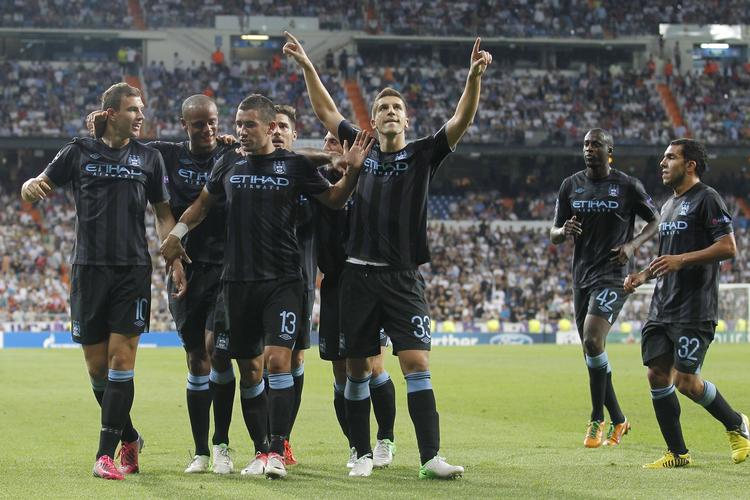 millionær-parade. Manchester Citys spillere er blandt de bedst lønnede i en sport, hvor afstanden mellem spiller og fans på alle fronter  vokser med uhyggelig hast. 