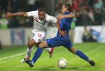 SYG. I fredags måtte Theo Walcott (tv.) lade sig udskifte, og nu er han ude af ramt af sygdom. 