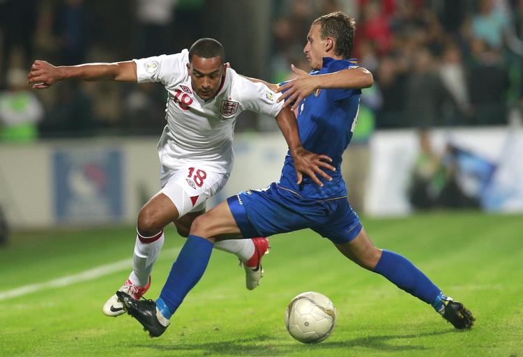 SYG. I fredags måtte Theo Walcott (tv.) lade sig udskifte, og nu er han ude af ramt af sygdom. 